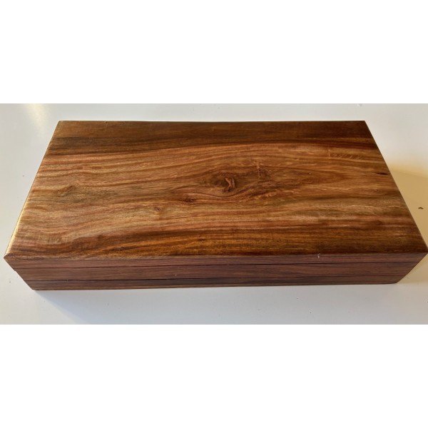Trälåda för Svartskrutsrevolver. Dolt lås.