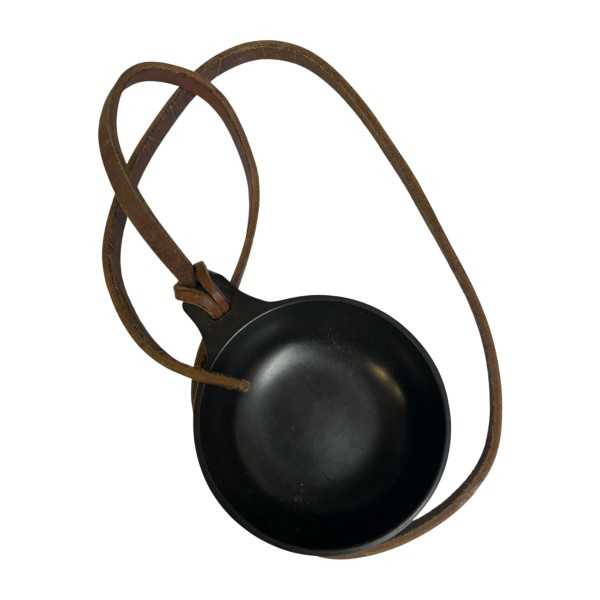 Kåsa i brun bakelit med läderband