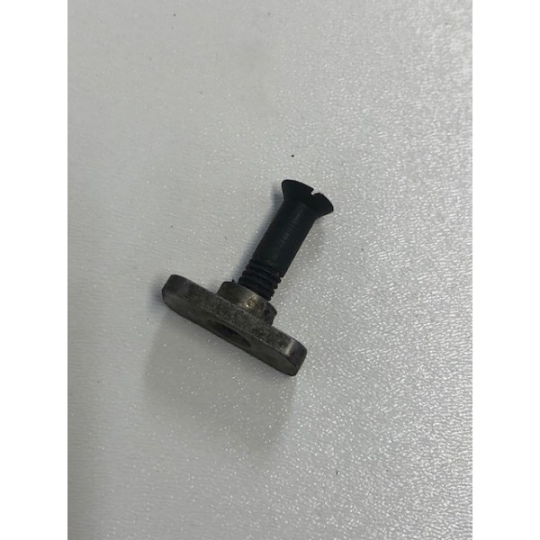Fästskruv samt bricka till bajonettskena Karbin